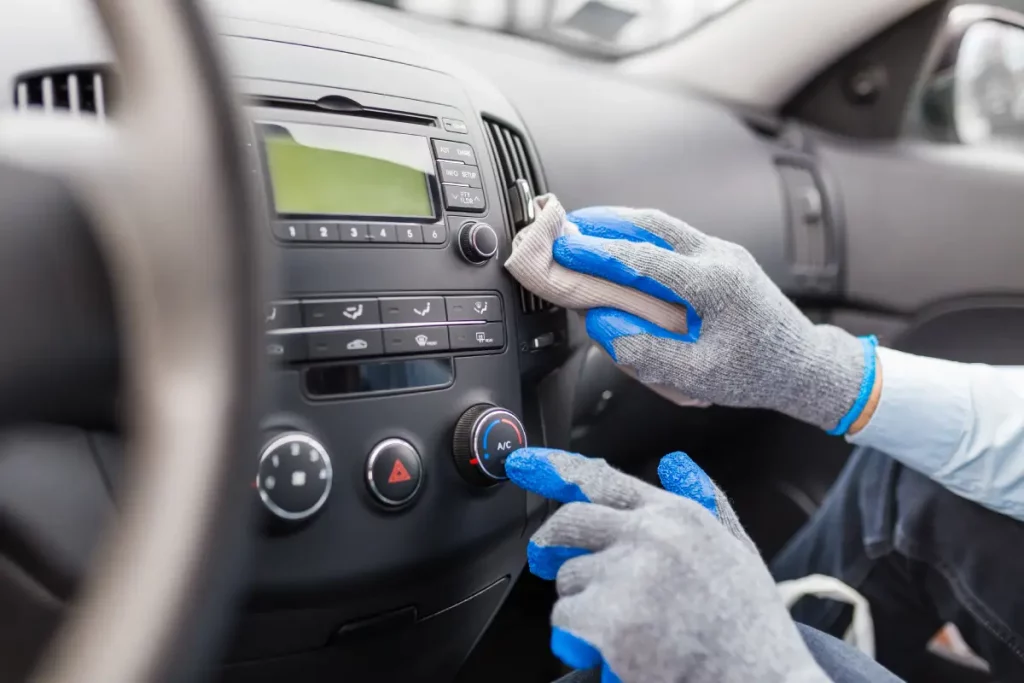 Klimaanlage im Auto wird gepflegt durch gründliche Reinigung.